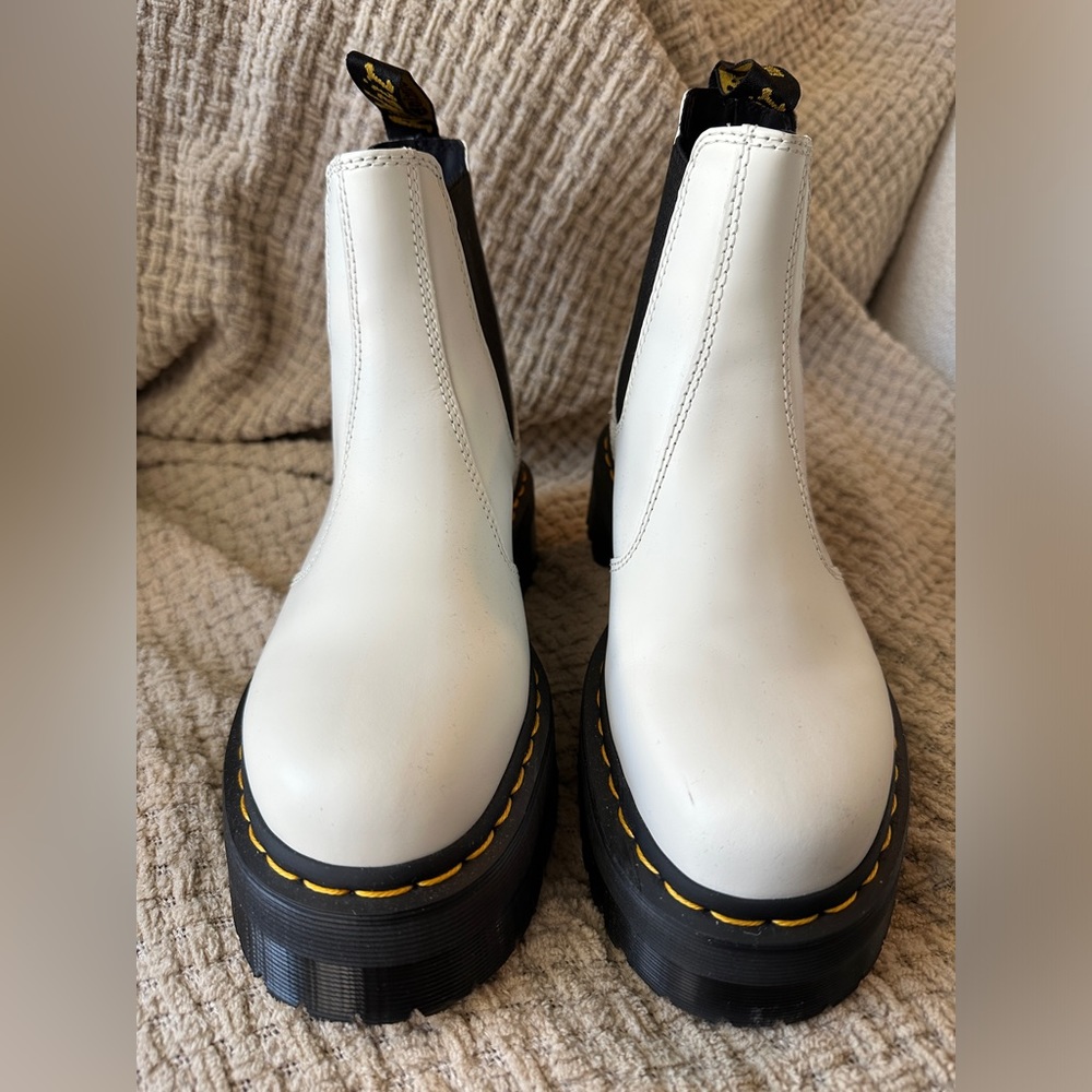 *SOLD*Dr. Martens 2976 SMOOTH LEATHER PLATFORM CHELSEA BOOTS - Women’s Size 8